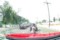 Đâm người khác để tránh tai nạn thảm khốc, có phạm tội không?