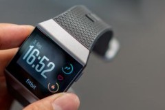 Đồng hồ Fitbit Ionic và tai nghe Bluetooth Fitbit Flyer sẽ được bán ra vào ngày 1/10