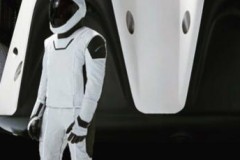 Elon Musk tiết lộ thêm hình ảnh của bộ quần áo phi hành gia do SpaceX phát triển