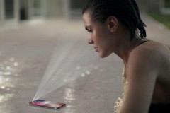 Face ID không unlock nếu không nhìn chằm chằm, bóp các nút tại cạnh máy để tắt tạm thời