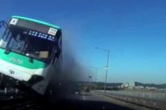Kinh hoàng cảnh xe buýt bay lên taluy như phim hành động