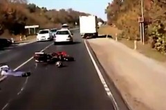 Lái xe mô tô tử nạn vì cố vượt khi đường đông xe