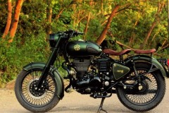 Royal Enfield Classic 500 độ phong cách nhà binh màu xanh rêu