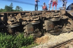 Tàu SE3 va máy xúc trật bánh tại Quảng Bình, gần 100 hành khách thoát nạn