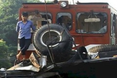 Thời khắc tài xế hút chết thần kỳ trong vụ xe tải bị tàu hỏa nghiền nát