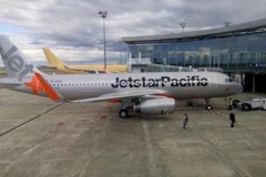 Tránh bão số 10, các hãng hàng không phải ngừng bay tới miền Trung