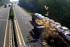 Vịt bay tứ tung sau pha va chạm giữa 2 xe tải