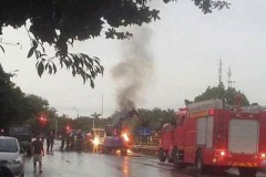 Xe tải chở đất đèn gặp trời mưa bốc cháy dữ dội