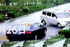 Xe van càn quét 2 ôtô, húc bay xe máy do đường trơn