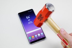 Xem video tra trấn Galaxy Note 8 với búa và dao nhọn