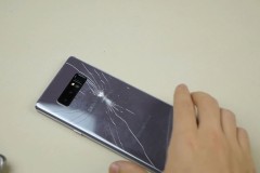 Tra trấn siêu phẩm Galaxy Note 8 với búa và dao nhọn