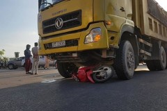 Va chạm với xe tải khi đón con đi học về, 2 người thương vong