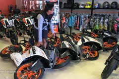 Vào showroom KTM sống ảo làm ngã dàn xe tốn gần 30 triệu đồng