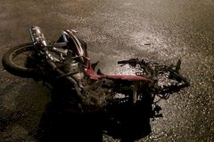 "Xế hộp" lấn làn tông gãy đôi xe máy rồi húc vào ô tô 7 chỗ