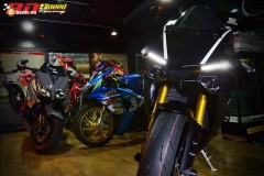 Yamaha R1 độ 'Báo đen' lạnh lùng trong màu đen huyền bí
