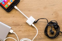 Apple đã bán đầu chuyển vừa sạc vừa nghe nhạc "Made for iPhone" trên Store với giá 35 USD
