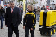DHL thử nghiệm robot giao hàng tại Đức, tự động đi theo người và tránh vật cản, chở được 150 kg