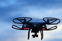 Drone người nhện có khả năng bắn tơ để hạ cánh và thăng bằng