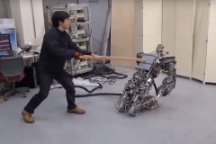 Robot được thiết kế có thể tự đứng dậy sau khi bị đánh ngã