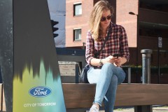 Ford cung cấp wifi và sạc điện thoại cho người đi bộ