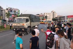 Hà Nội: một người đàn ông đi xe máy bị xe ô tô tải cuốn vào gầm tử vong thương tâm