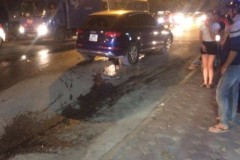Hà Nội: Xe máy lấn đường ô tô, lao vào Audi Q5 ngã ra đường bị Ford Transit đâm trúng