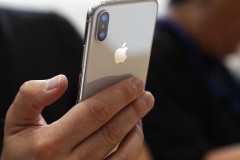 iPhone X "cháy hàng" ngay sau khi cho đặt trước, các tay buôn bán kiếm lời trên eBay