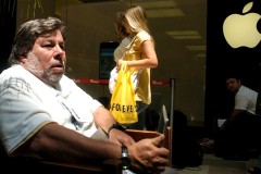 Không mua iPhone X, vậy người đồng sáng lập Apple xài điện thoại gì?