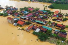 ‘Lúa nảy mầm, ruộng đồng ngập trắng, miếng cơm khô giọt nước mắt nghẹn ngào’, mồ hôi chưa kịp khô lại mặn giọt lệ
