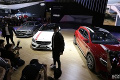 Mercedes-Benz sở hữu gian hàng lớn nhất với diện tích lên đến 1.000 mét vuông, trưng bày dàn xe trăm tỷ