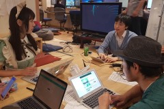 Một ngôi trường tại Tokyo cho phép học sinh học kỹ năng lập trình cùng với những cô nàng giúp việc