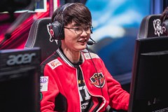 SKT Faker: “HLV Kkoma cũng già rồi nhưng vẫn là người đẹp trai nhất đội”