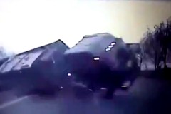 Tai nạn kinh hoàng, xe tải mất lái lao như tên bắn vào xe buýt