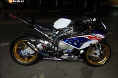BMW S1000RR Cá mập mắt lé hoàn thiện qua gói độ full option