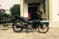 Exciter 135 độ kiểng khoe dáng giữa sân vườn chiều nắng