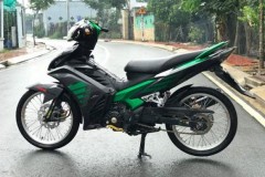 Exciter 135 độ nhẹ nhàng khoe dáng bên vệ đường Sài Gòn chiều mưa