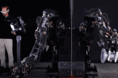 Guardian GT: robot với hai cánh tay dài hơn 2 mét, nâng được 454 kg, vận hành nhờ cử động của người