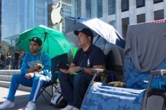 Fan " Táo khuyết" xếp hàng trước Apple Store từ sớm để mua iPhone X