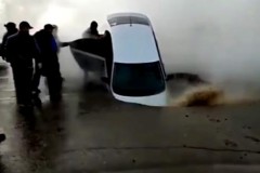 Lao xuống hố tử thần, tài xế may mắn thoát thân