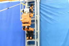 Robot của Honda có thể leo thang cứu hộ như người