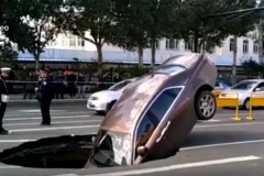 Rolls-Royce Phantom cắm đầu xuống "hố tử thần"