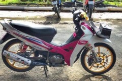 Sirius 110 lột xác nhẹ nhàng đầy cá tính với bộ cánh sắc hồng kết hợp cùng các món đồ chơi kiểng hàng hiệu