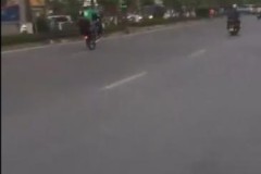 Thanh niên mặc đồng phục Grabbike bốc đầu như trẻ trâu khiến người đi đường suýt vạ lây
