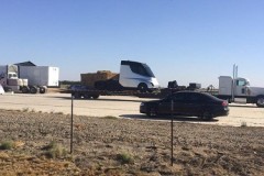 Tesla chuẩn bị ra mắt thế hệ xe đầu kéo chạy điện đầu tiên trên thế giới