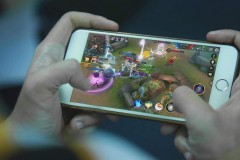 Vì nghiện Liên Quân Mobile, nữ game thủ đã mất đi thị lực một bên mắt sau 24 giờ chơi liên tục