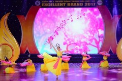 Vì sao nhiều người Việt đã thật sự xúc động khi gặp gỡ Đoàn Nghệ Thuật Hồng Ân?