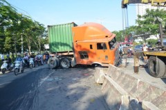 Xe container cày nát hàng loạt dải phân cách trên xa lộ Hà Nội
