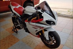 Yamaha R1 vẻ đẹp khó cưỡng từ thiết kế ống xả Titanium đút gầm