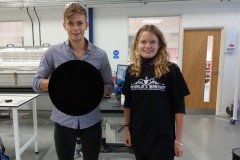 Anh chế tạo vật liệu đen nhất thế giới có thể biến mọi vật thành ‘Hố Đen’