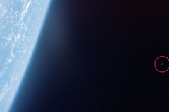 Ảnh chụp của NASA cho thấy một phi thuyền lạ gắn 3 động cơ phản lực